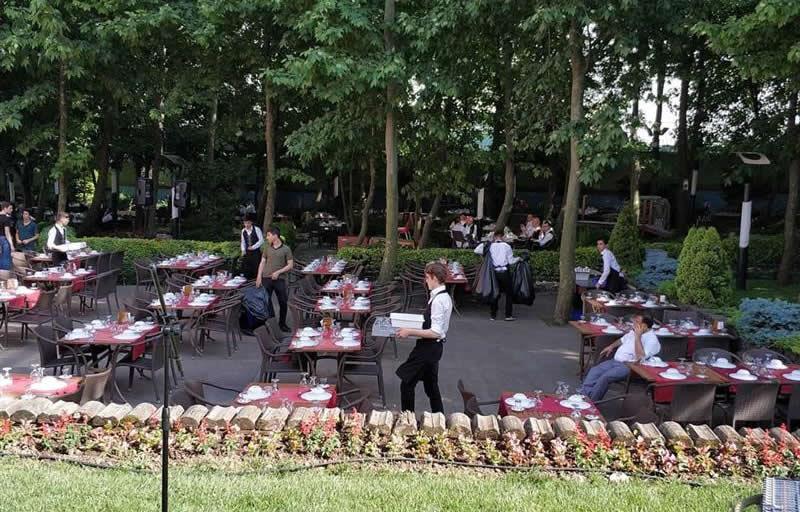 İstanbulun Orta Yerinde Size Özel Bahçemizde Açık Havada Yemek Keyfi